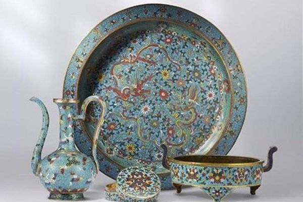 Decorative items at Bonhams valuation day